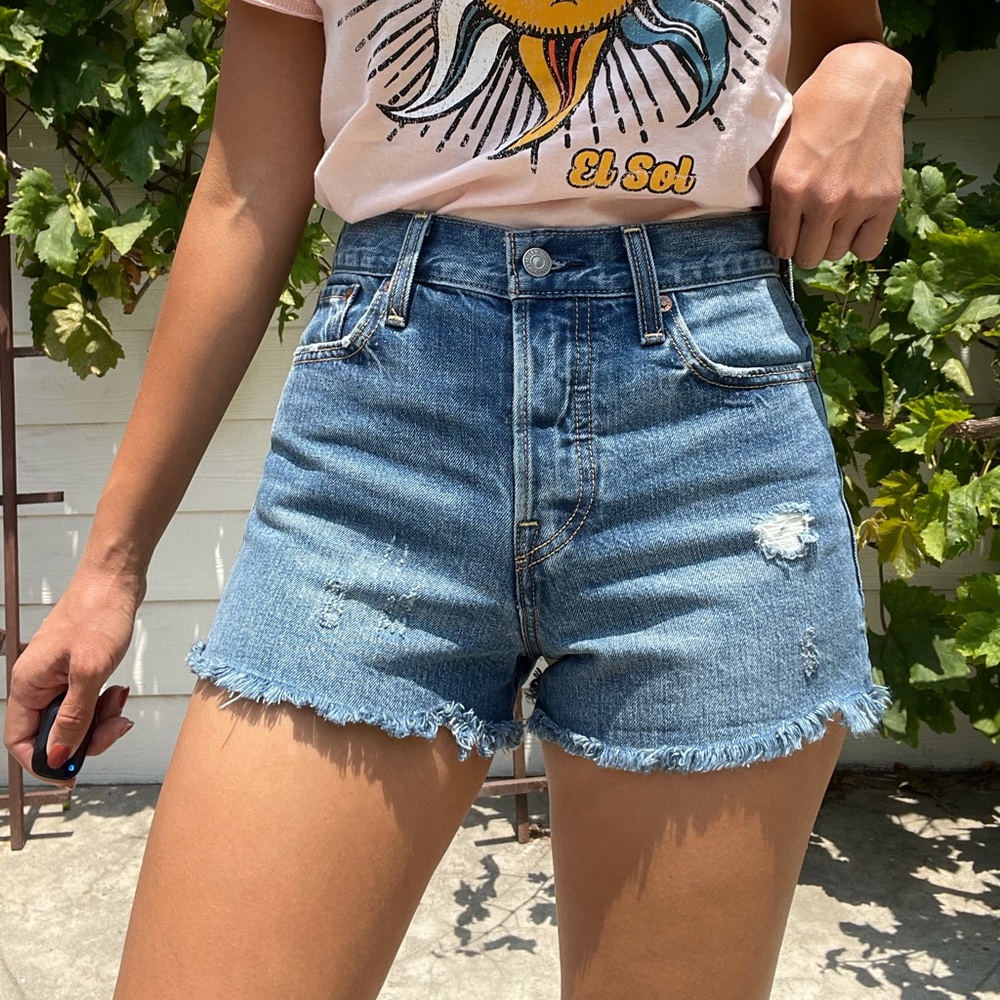 Levi’s wedgie fit button-fly high rise shorts